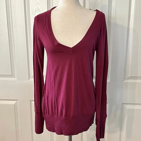 Revolve LA Made Womens Medium Slub Jersey Top Burgundy V Neck Thumbholes NWT - Picture 3 of 9